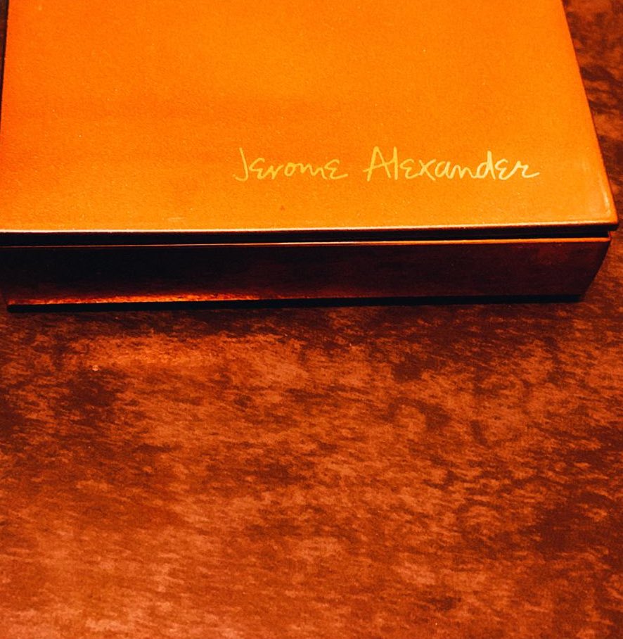 mslisaappleton's tweet photo. Wow #Appletons you should all try #jeromealexander this complete bronzing make-up set is beautiful it includes 4 coordinated caramelised matte shades that when blended together will match virtually every complexion, skin tone or season and will always give a natural radiant glow. https://t.co/YchtEGJBmI