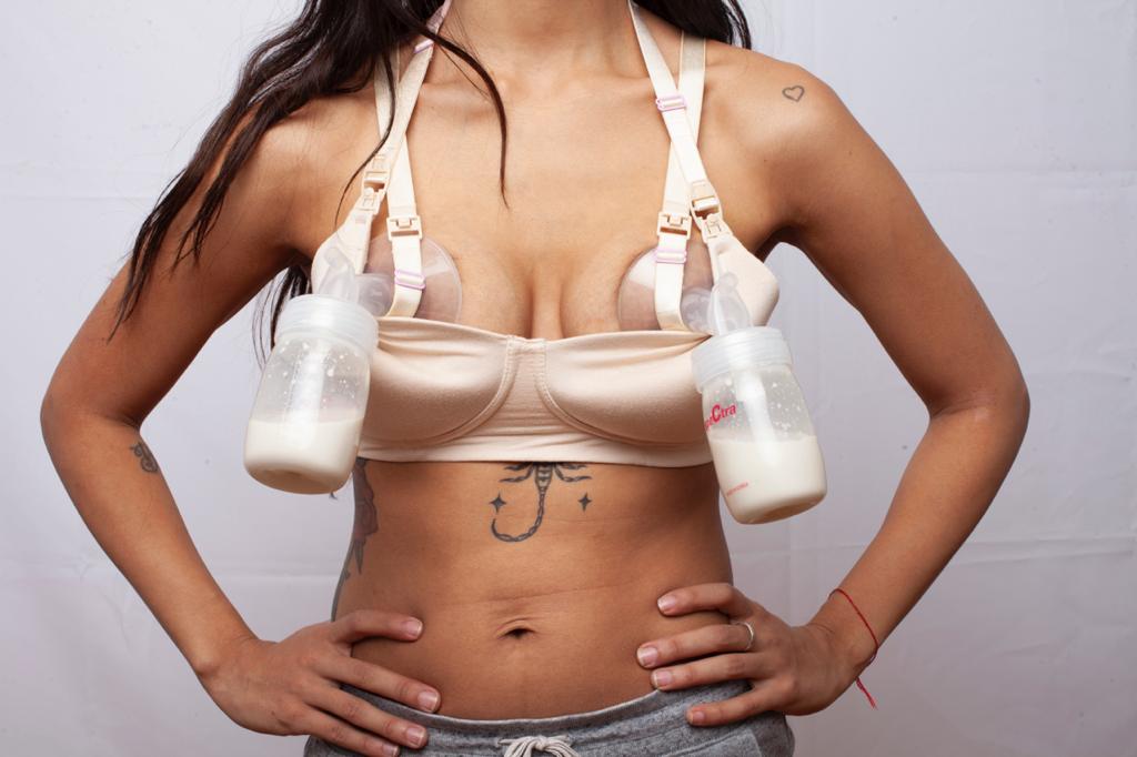 Tip: Pump both breasts simultaneously
Many women agree that they are able to pump more milk when they pump both breasts simoultaneusly.
This may be because more of the hormone prolactin is released when moms pump both breasts. Higher levels of prolactin = greater milk production.