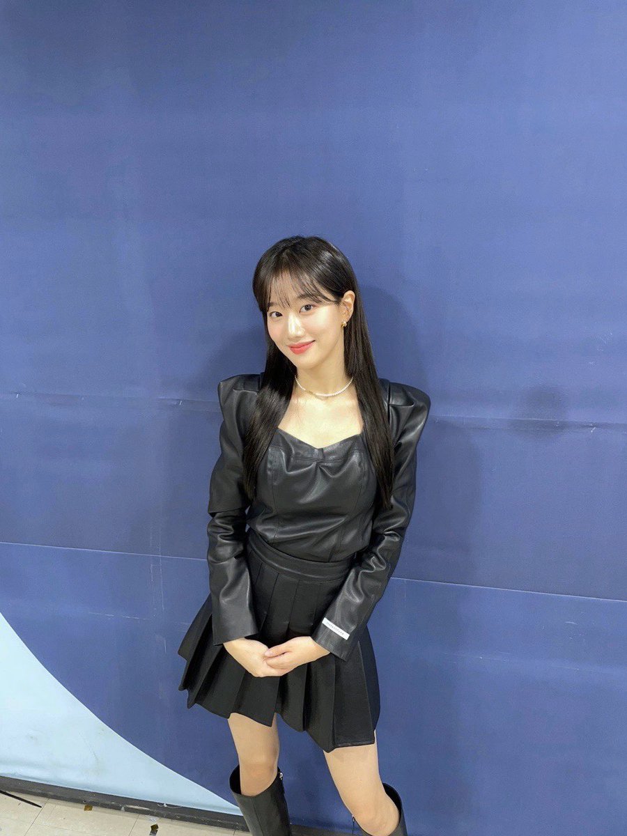 APRIL_DSPmedia's tweet photo. [#나은]
시크큐티 나은이 함께 하는 일요일🖤
잠시 후 3시 40분 인기가요에서 만나요✨

#APRIL #에이프릴 #이나은 
#SBS #인기가요 #낭니가요 https://t.co/WzTrcMIWJM