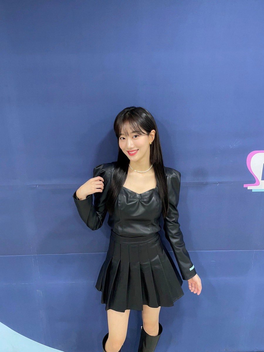 APRIL_DSPmedia's tweet photo. [#나은]
시크큐티 나은이 함께 하는 일요일🖤
잠시 후 3시 40분 인기가요에서 만나요✨

#APRIL #에이프릴 #이나은 
#SBS #인기가요 #낭니가요 https://t.co/WzTrcMIWJM