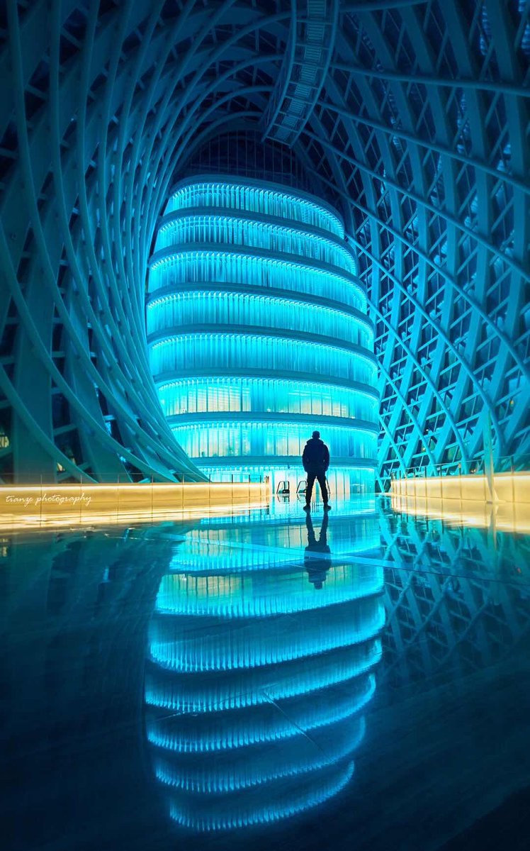 VisitBeijingcn's tweet photo. The distinctive shape of the Phoenix International Media Center in eastern Beijing is based on the Möbius strip and was inspired by the DNA double-helix.

📸 Phoenix International Media Center
#ArchitectureLovers #Architexture #BeijingArchitecture #ModernBeijing https://t.co/7xzEW2QtAY