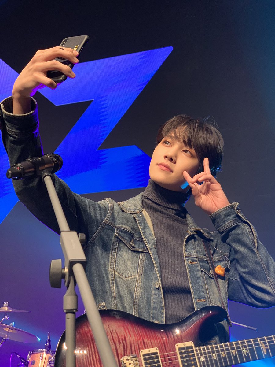 official__IZ's tweet photo. [#오늘의_아이즈📸] 리허설 직전 셀카 찍는 현준쓰📸

#아이즈 #IZ #BANDIZ #밴드아이즈 #현준 #HYUNJUN #Guitar #KPOP https://t.co/UccCqop7v1