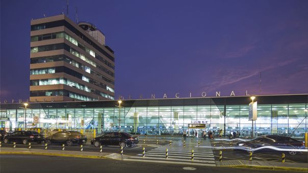 RPPNoticias's tweet photo. 🔴 Concesionaria indica que Aeropuerto Internacional Jorge Chávez se encuentra cerrado y no habrán vuelos. https://t.co/DS57SfKPk8 https://t.co/7IXwRiwlpQ
