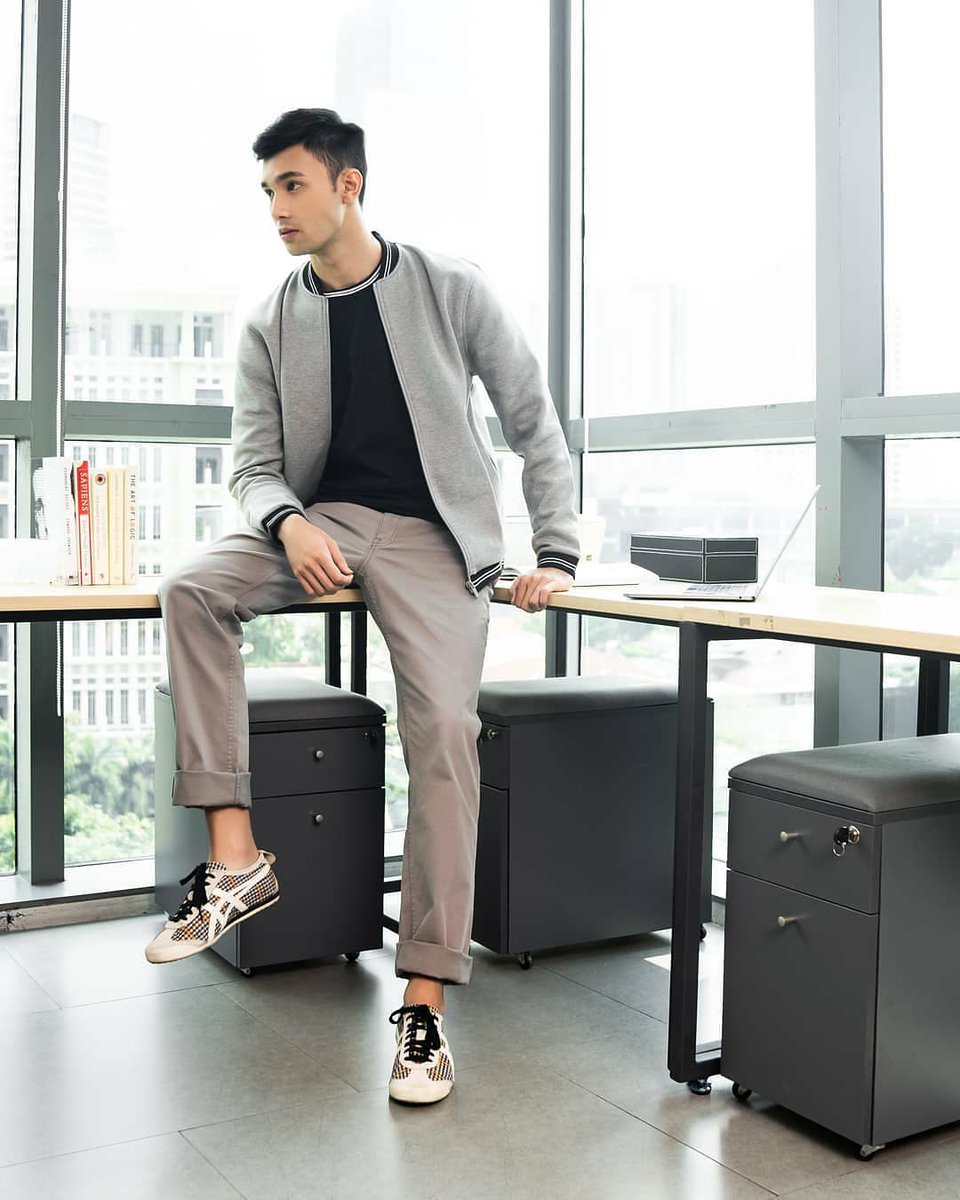 EmporiumPluit's tweet image. Discover your personal style with THE EXECUTIVE. 

Man :  #centurywhite shirt &amp;amp; grey #checkeredpants 

Woman : #whiteblouse with crop sleevesless #turtleneck sweater and long pants in black. 

The Executive | 1st Floor, EPM