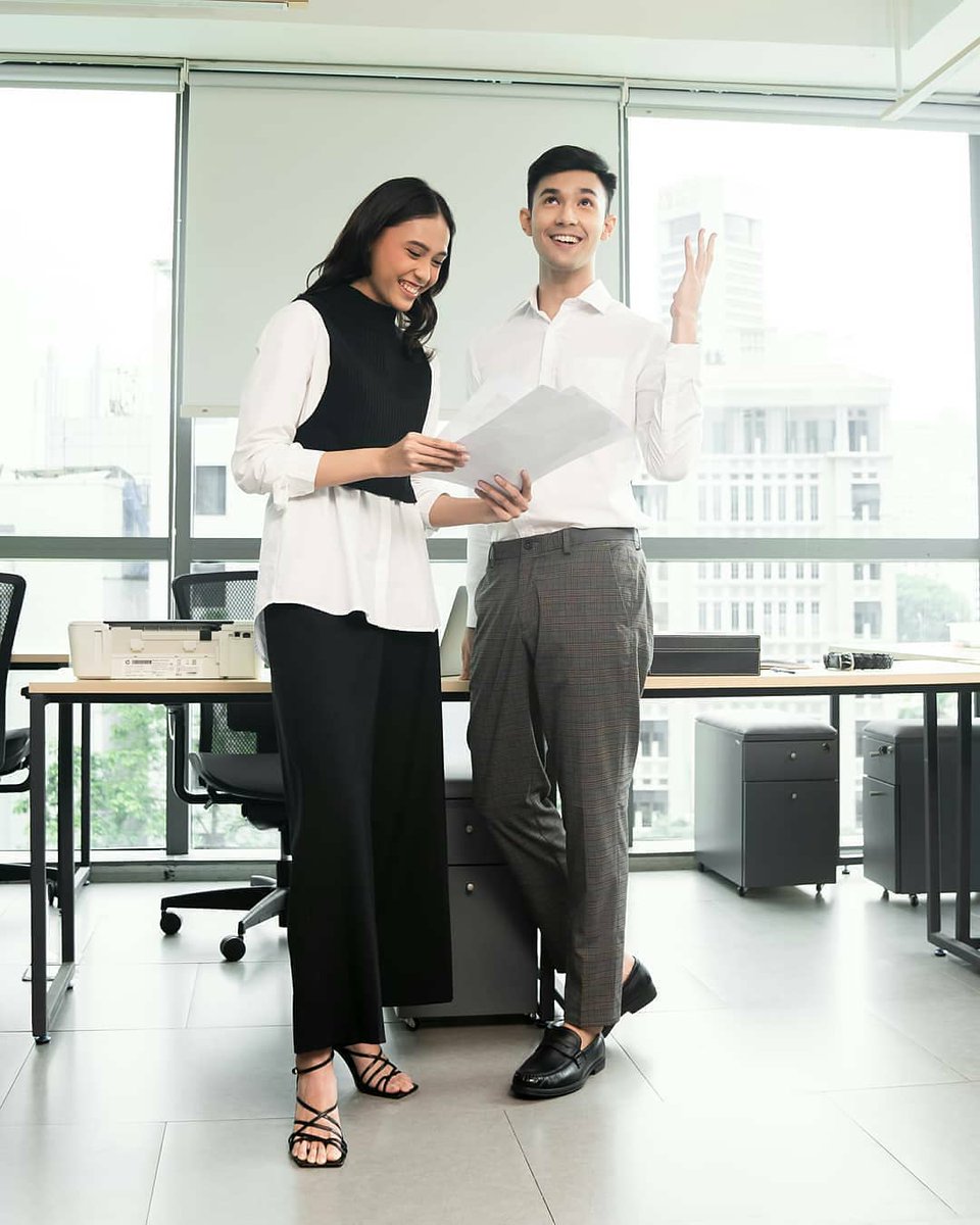 EmporiumPluit's tweet image. Discover your personal style with THE EXECUTIVE. 

Man :  #centurywhite shirt &amp;amp; grey #checkeredpants 

Woman : #whiteblouse with crop sleevesless #turtleneck sweater and long pants in black. 

The Executive | 1st Floor, EPM