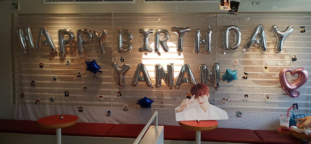 xinxinyangot7's tweet photo. มาย้อนหลังวันเกิดคุณเหยียนอันเมนของเพื่อนรัก บรรยากาศที่ร้านน่ารักมากๆเลย ต้องปักเมนเพิ่มอีกคนใช่มั้ย😊 ยูนิน่ารักทุกคนเลย มีแฟนอาร์ทน่ารักๆเยอะมากเลย มากันเยอะๆน้าาาา วันนี้วันสุดท้ายแล้ว ส่งแฟนอาร์ตให้นักวาดในเธรดค่ะ #AlwaysStayWithYanAn https://t.co/tS48M1z402