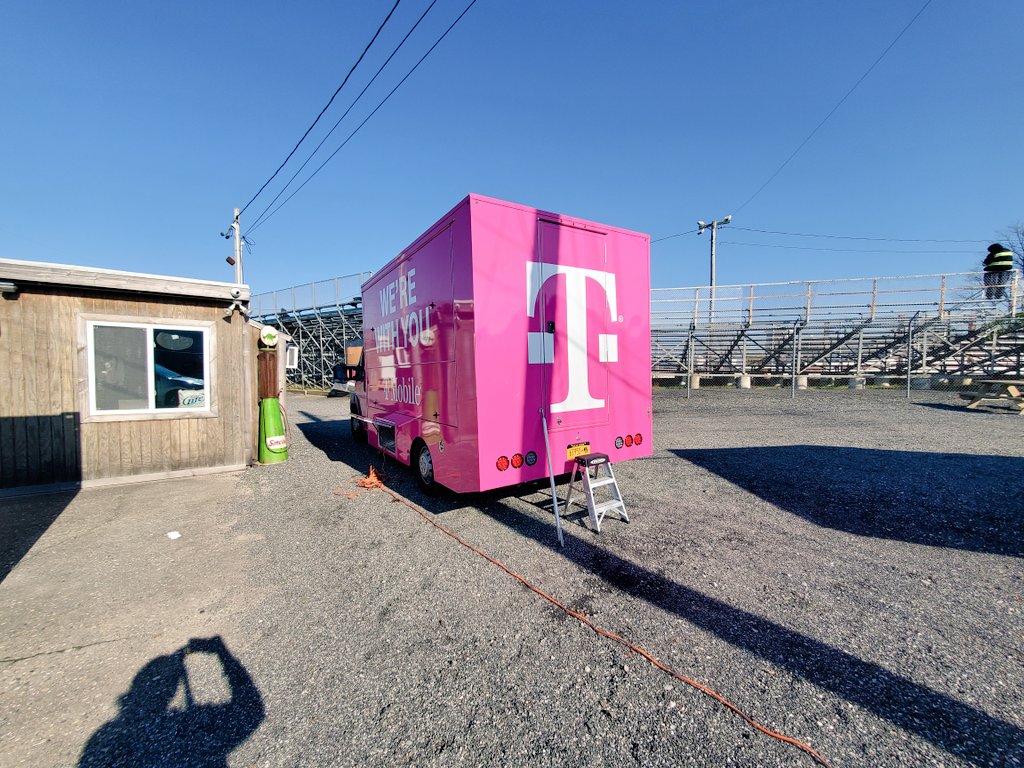 mtorres1501's tweet photo. First day assisting the truck 🚚 #Riverheadraceway #UnCarrier #5G #Thenewtmobile @eallen007 @rgshaftoe @IHAVEISHSHOES @TheresaGoff19 https://t.co/9Ncs5cFMB8