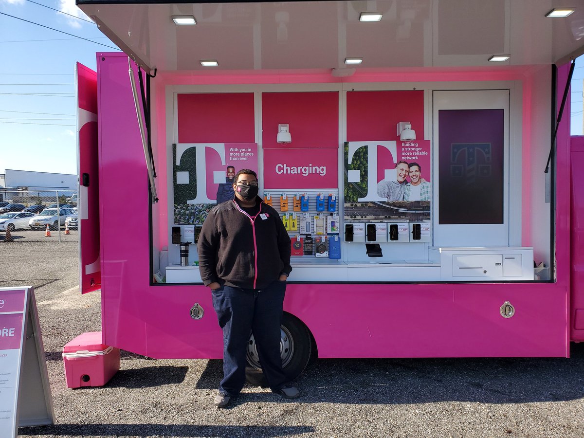 mtorres1501's tweet photo. First day assisting the truck 🚚 #Riverheadraceway #UnCarrier #5G #Thenewtmobile @eallen007 @rgshaftoe @IHAVEISHSHOES @TheresaGoff19 https://t.co/9Ncs5cFMB8