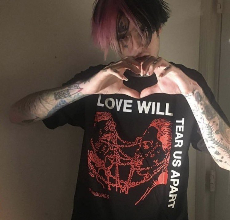 Q_PUNCHO's tweet photo. 3 years ago today, Lil Peep passed away. Rest in peace 🕊🙏🏽 https://t.co/Q5jjeuxwYx
