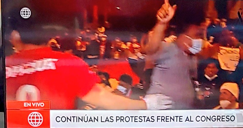 VeroLinaresC's tweet photo. Manifestantes llegan al @congresoperu. Conversan con la @PoliciaPeru se dan el puño, coordinan en paz y se sientan en la pista gritando: Sí se pudo @noticiAmerica https://t.co/dm5nUvkmZ2