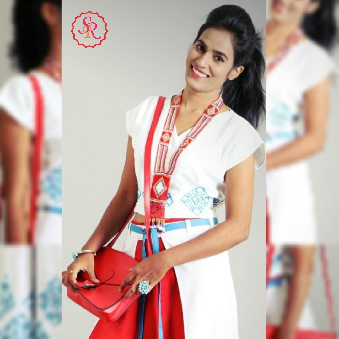 Sushma_Official's tweet photo. THE THEME ".....The Art Of Tenun Buna Weaves....." #designerbyme #beautifulpatterns #embossedmotif #knitweaving #wovenfabric #softwhite #boldblue #rustred #layeredwraps #jutefabric #tussarsilk #embroidery https://t.co/RjyCKq4hHw