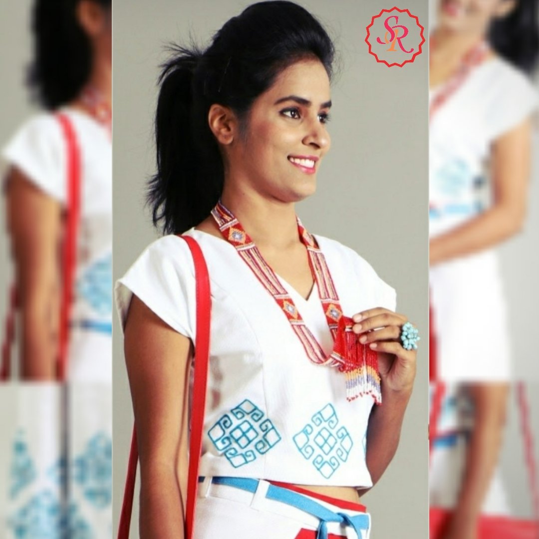 Sushma_Official's tweet photo. THE THEME ".....The Art Of Tenun Buna Weaves....." #designerbyme #beautifulpatterns #embossedmotif #knitweaving #wovenfabric #softwhite #boldblue #rustred #layeredwraps #jutefabric #tussarsilk #embroidery https://t.co/RjyCKq4hHw