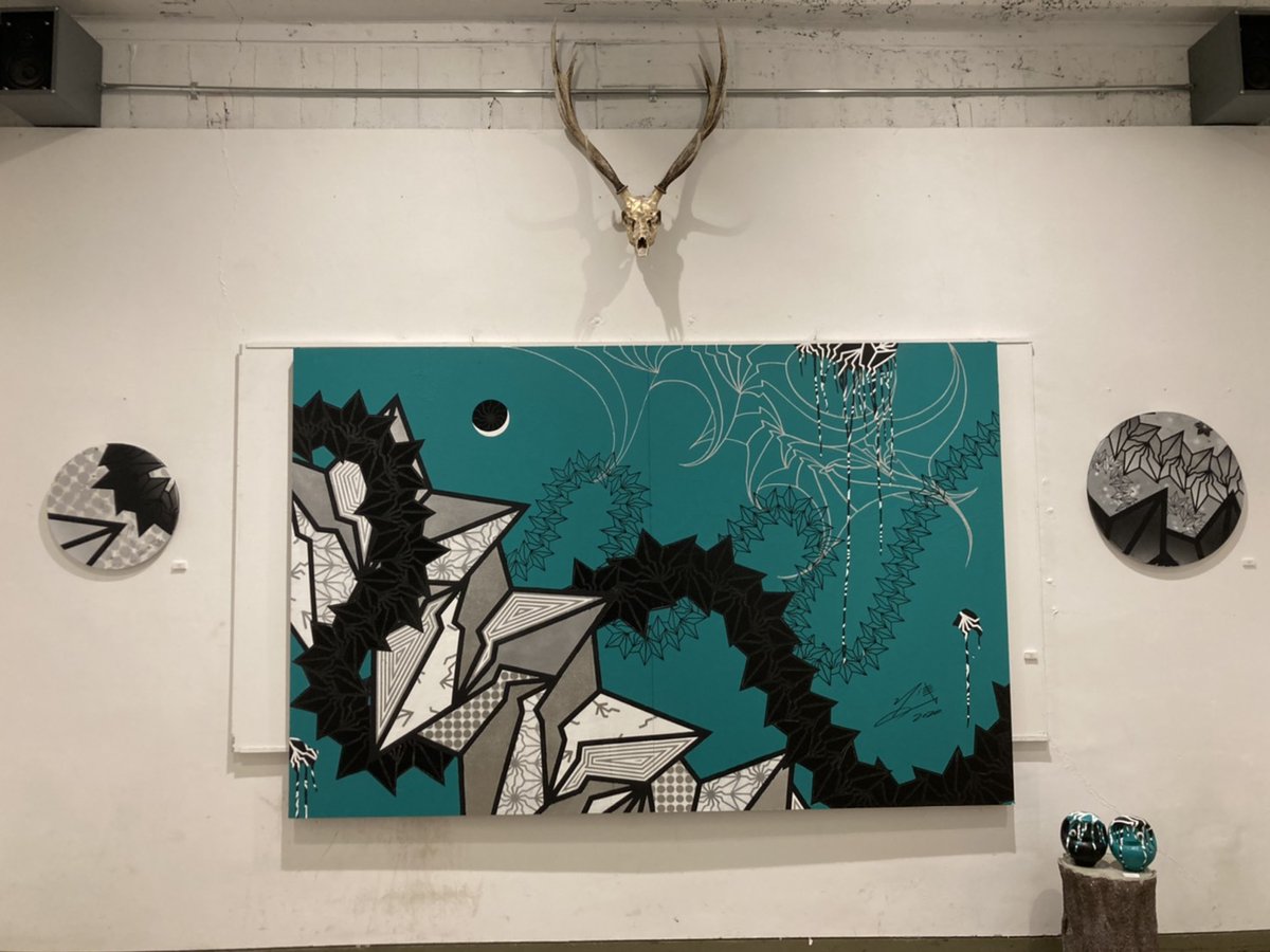 TABAYAMALIFE's tweet photo. 日本の伝統模様柄をモチーフに、国内外で活躍するアーティスト「BAKIBAKI」氏に丹波山で鉄砲ぶちが獲った鹿のハンティングトロフィーで作品を作っていただきました。
BAKIBAKI氏 HP
https://t.co/qA6K0NmxVk
BAKIBAKI氏 作品
https://t.co/3h8NQCgNbi
#丹波山 #BAKIBAKI #BAXPO #pinebrooklyn #鹿 https://t.co/uB1AI8Bi9d