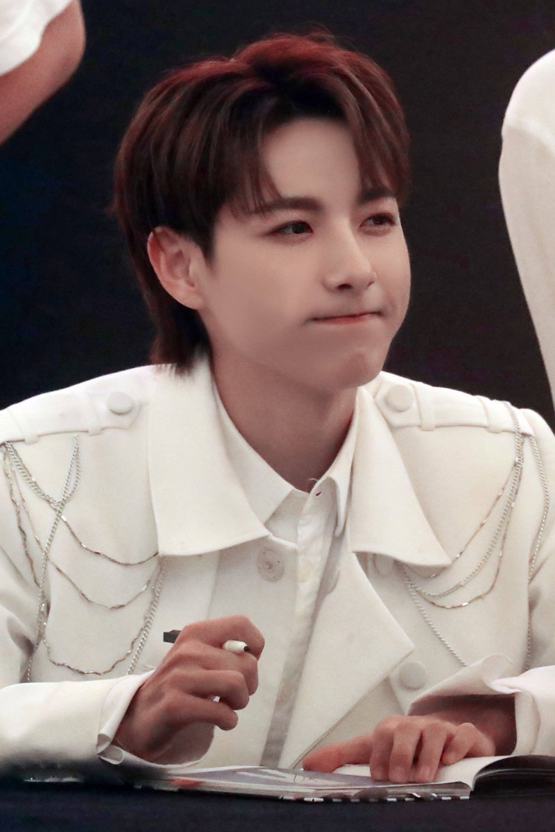🌈hourly renjun 🏡 tweet media