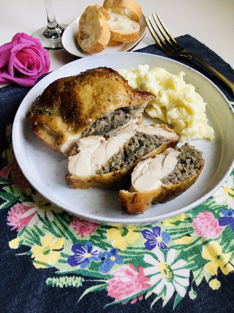 まゆ 今夜は タサン志麻さんレシピの 鶏もも肉のきのこペースト詰め 作ってみました 鶏肉の肉と皮の間に みじん切りにしたマイタケを詰めて焼いたものです 付け合わせはマッシュポテトにしてみましたが 欧米か ですね 皮パリ中シットリ まゆ 今夜は タサン志麻さんレシピの 鶏もも肉のきのこペースト詰め 作ってみました 鶏肉の肉と皮の間に みじん切りにしたマイタケを詰めて焼いたものです 付け合わせはマッシュポテトにしてみましたが 欧米か ですね 皮パリ中シットリ