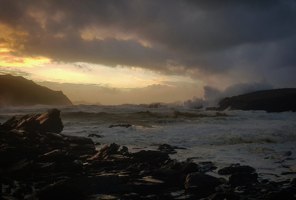 ViewsWild's tweet photo. Clogher taken in the recent storms close to sunset.

#crashingwaves #dingle #Dunquin #ballyferriter https://t.co/qWUCAXho0r