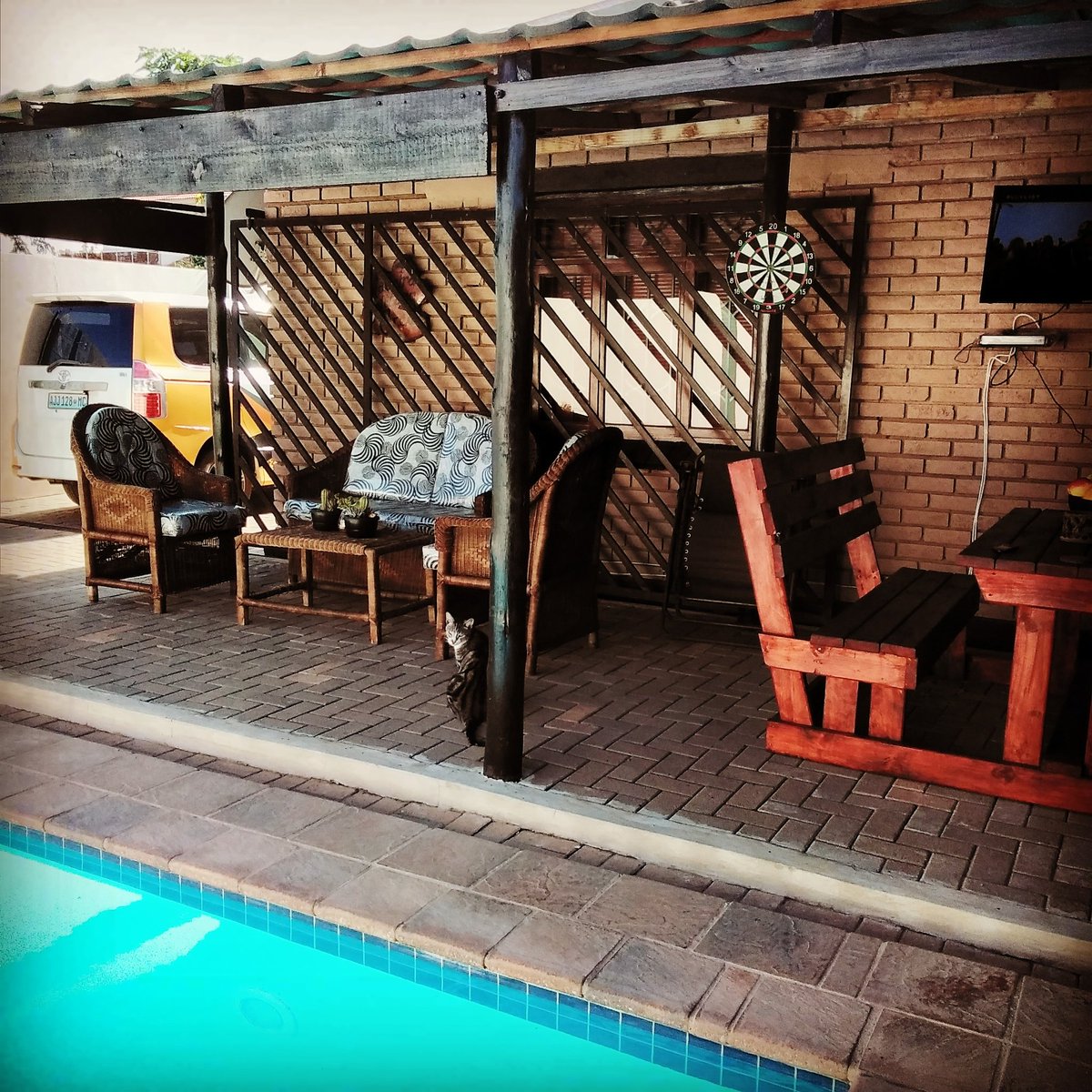 NoleenDa's tweet photo. Kitty says Sundays are inspection days at Casa da Noleen. Go ahead Kitty. I ain't mad at yah. 
#airbnbsuperhost #airbnbhost #airbnb #guesthouse #vacationhomes #mozambique🇲🇿 #mozambiquetourism #tourism https://t.co/yVnC0Ibp8O