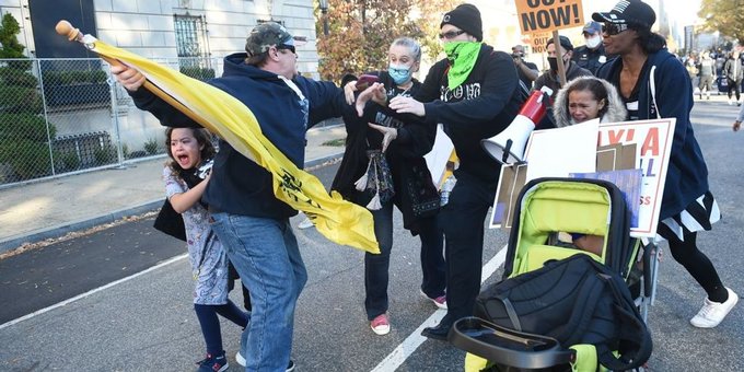 Pense solo en paises comunistas como el mio podia pasar esto pero aqui miramos miembros de Antifa y BLM turbas del partido democrata golpean a una madre y a sus hijos, estoy indignado por la violencia contra las familias con niños en #EEUU  #BLMAntifaTerrorists #ForoDeSaoPaulo