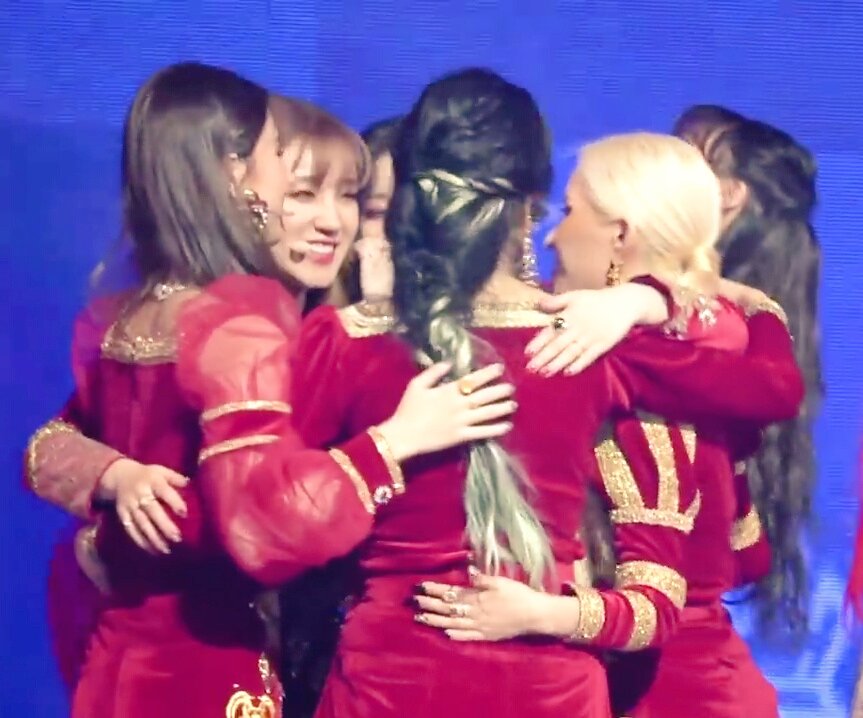group hugs is a must ! ♡