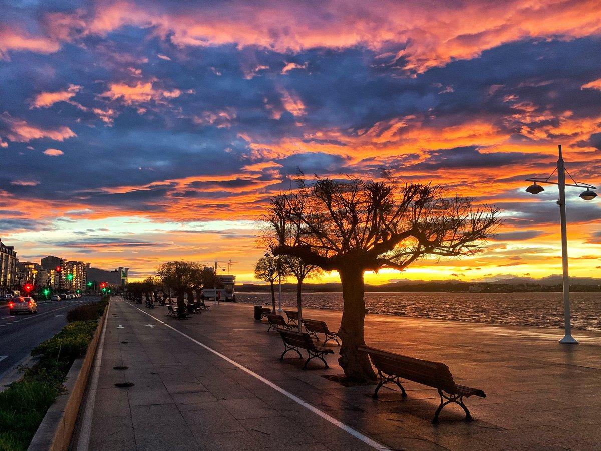 eltomavistas's tweet photo. Domingo y mira que amanecer acabamos de presenciar en Santander...
https://t.co/nH3uBffrGO https://t.co/ttkMEAKinc