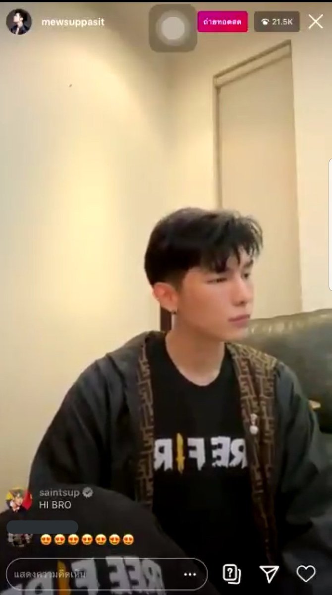 Saint went to Mew's live (again) and said HI BRO  (picture from @.yeolboi)