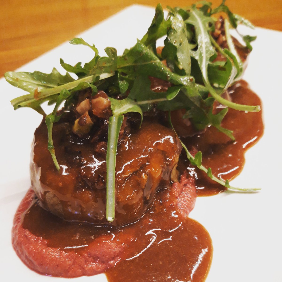 Berenjena a la brasa con salsa de miso y cerveza negra. Un placer para vegetarianos y omnívoros 😉. Original y potente, lo probamos con un oloroso?
.
.
.
Reservas 649446120
.
.
.
#cheflife #sevillatapas #sevilla #restaurante #foodie #vinos #maridaje #SevillaHoy #planessevilla