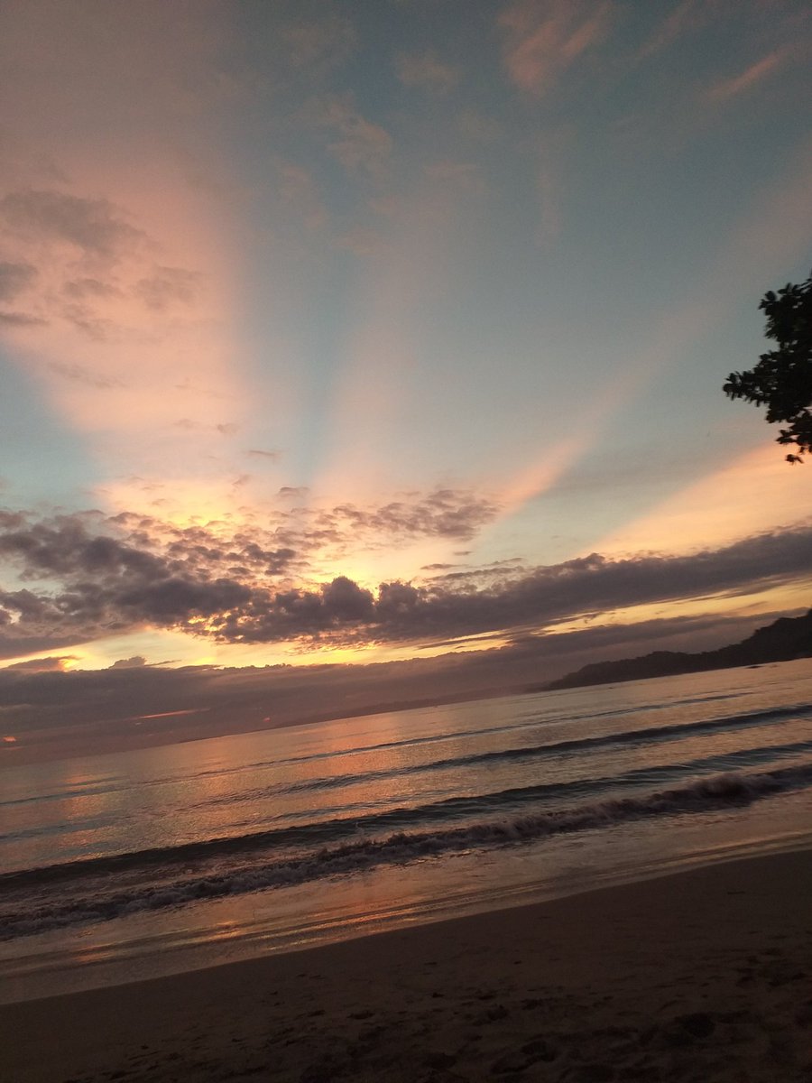 darrenkrisML's tweet photo. Silver lining 💛 https://t.co/CwMjjpFb2M