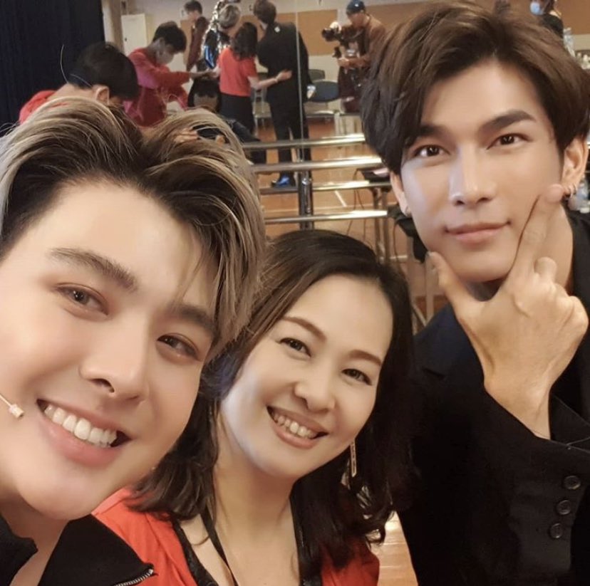 SHUT UUUUPPPPPP MEW TOOK PICS WITH SAINT AND MAE NUK DURING SOLOSAINT 