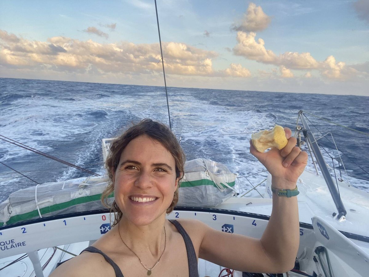 VoileBanquePop's tweet photo. Clarisse a mis le ciré de côté au profit d'un tee-shirt. A l'approche du tropique du Cancer, il fait plus de 20 degrés à bord du Mono Banque Populaire X ☀️👕

🔜 Cap Vert et les Alizés 
⛵ 19ème
🗺 https://t.co/CQTVBUnhJQ 

#GoClarisse #VG2020 #PassionVoile @VendeeGlobe https://t.co/xFhA4NSZzJ