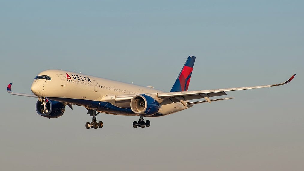 jknapfel's tweet photo. Today we had the first ever visit by an #A350 to @PHXSkyHarbor. This NFL charter operated by #Delta #Airbus A350-900 #N505DN marked the first time the type has landed here at PHX. Pretty impressive airplane and it came in during some great lighting. #Planespotting https://t.co/2paiQPhkDk