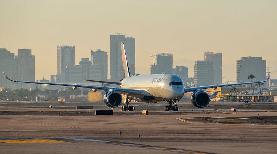 jknapfel's tweet photo. Today we had the first ever visit by an #A350 to @PHXSkyHarbor. This NFL charter operated by #Delta #Airbus A350-900 #N505DN marked the first time the type has landed here at PHX. Pretty impressive airplane and it came in during some great lighting. #Planespotting https://t.co/2paiQPhkDk