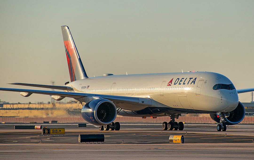 jknapfel's tweet photo. Today we had the first ever visit by an #A350 to @PHXSkyHarbor. This NFL charter operated by #Delta #Airbus A350-900 #N505DN marked the first time the type has landed here at PHX. Pretty impressive airplane and it came in during some great lighting. #Planespotting https://t.co/2paiQPhkDk