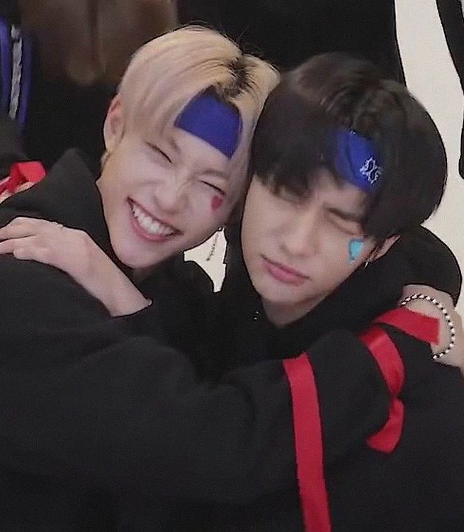 skzpeaxh's tweet photo. — felix’s hugs; a warm thread 🤗✨
#StrayKids #skz https://t.co/7e4CKBUABe