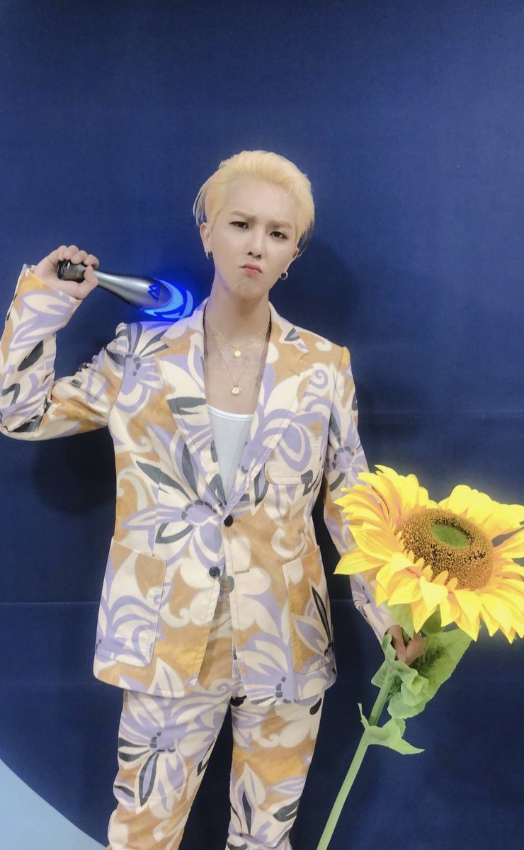 yg_winnercity's tweet photo. [👣MINO👣] 그간 잔뜩 충전한 사랑 덕에 훌쩍 커버린 해바라기와, 인서들을 향한 선생녬의 깜짝이벤트🌻 #고마워요 #아참 #아무데도못가요 

#MINO #송민호 #2ndFULLALBUM #TAKE #MINO_TAKE #도망가 #Runaway #MINO_Runaway #위너 #WINNER #인기가요 #YG https://t.co/Di2MsdHfSP