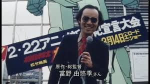 そもそも他にも、
「ランボルギーニを乗りこなす美男子の安彦良和」
「なぜか町工場で旋盤機を回しデザインをする大河原邦男」
「そもそもガンダム製作時はまだスキンヘッドじゃない」
などなど、いわゆる「漫符」表現としてわかりやすく見せているのよ。 