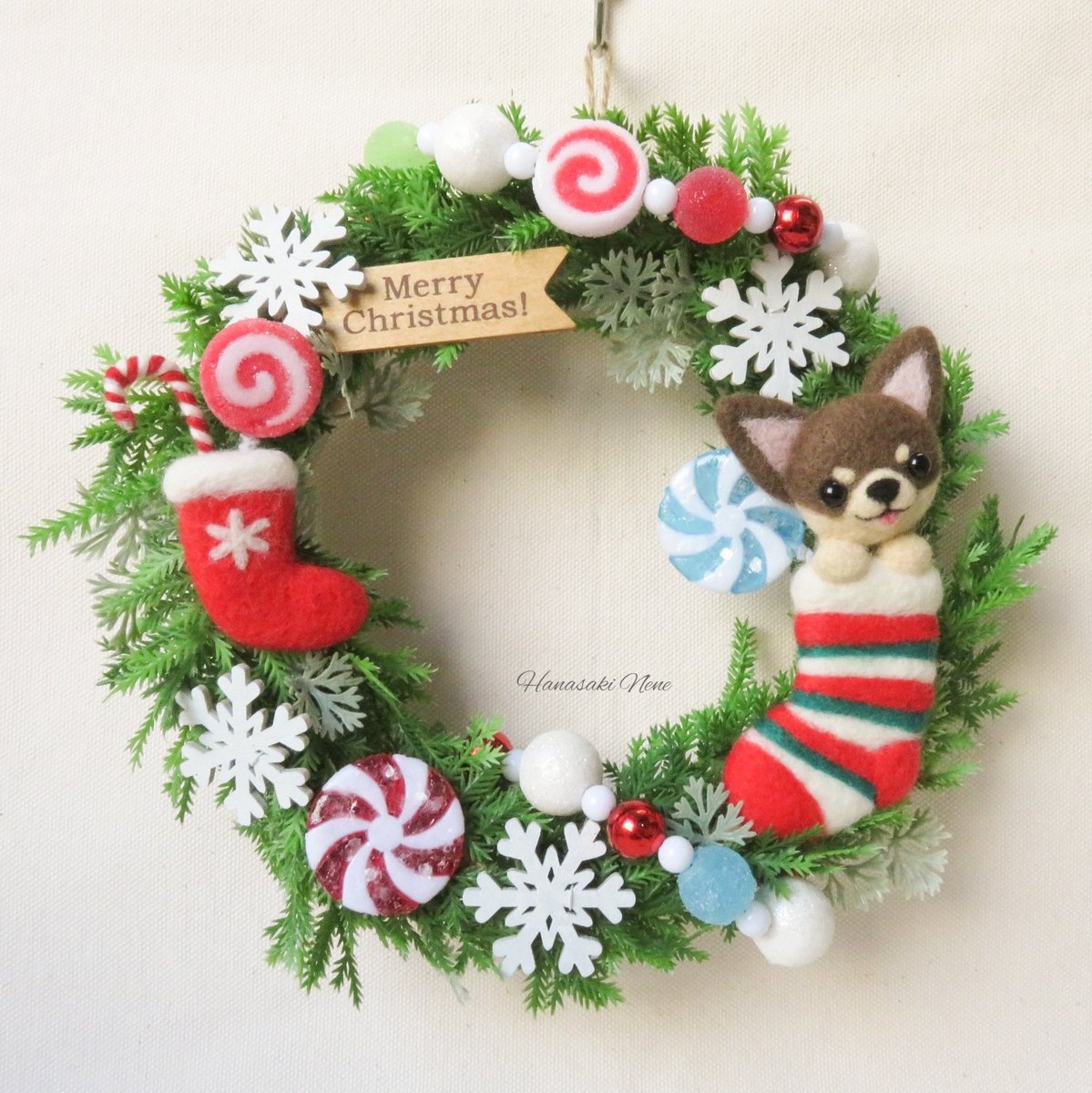 はなさき ねね チワワのクリスマスリースが完成しました Minneに出品していますので よかったらギャラリーをご覧ください プロフィールのリンクからどうぞ Minne クリスマスリース チワワ 羊毛フェルト