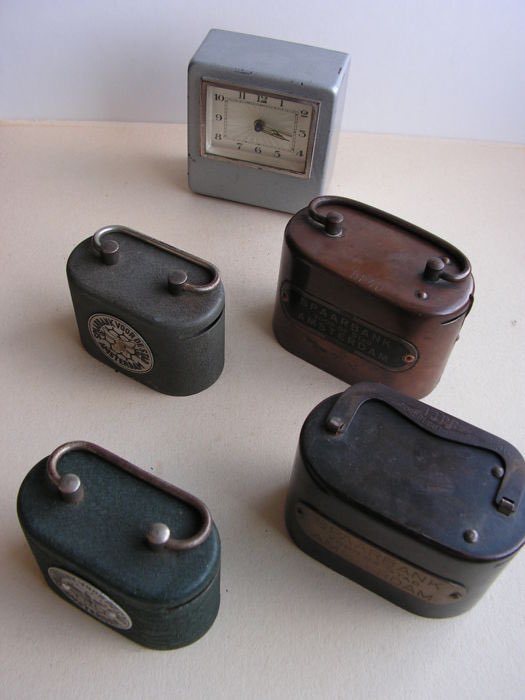 TheSyts's tweet photo. @BitsieTulloch The Savings bank for the City of Amsterdam was founded in 1848. In 1907, the Savingsbank for the City of Amsterdam introduced the Home piggy bank savings system (het Huisbusjesspaarsysteem). As a target group, the bank had the focus on small savers. https://t.co/Mb0Nn0ZqIM