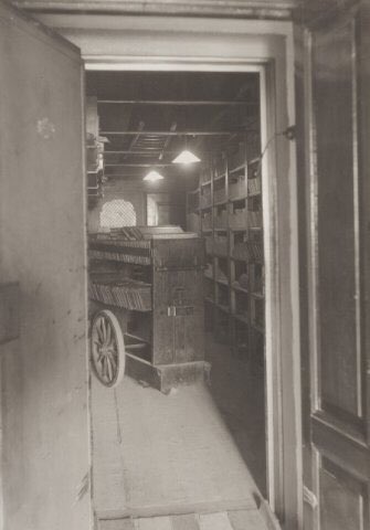 TheSyts's tweet photo. @BitsieTulloch The Savings bank for the City of Amsterdam was founded in 1848. In 1907, the Savingsbank for the City of Amsterdam introduced the Home piggy bank savings system (het Huisbusjesspaarsysteem). As a target group, the bank had the focus on small savers. https://t.co/Mb0Nn0ZqIM