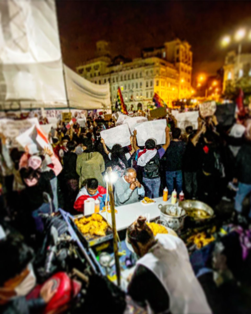aldobed's tweet photo. El nefasto gobierno de Merino resumido en el actuar del señor que come en la foto. De espaldas al pueblo, indolente, inmutable, concentrado en saciar sus apetitos como prioridad. Basta Ya!Vergüenza. Rabia. Nunca más !!! 

Cc : @ocram https://t.co/5Um7yN6f4g