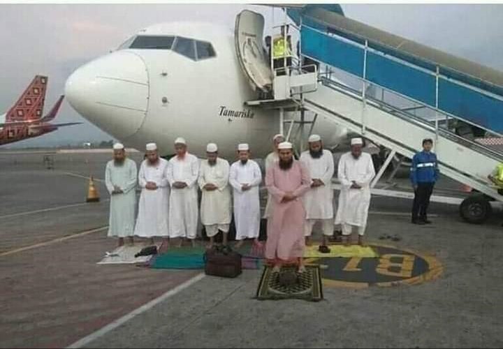 SammiSoh's tweet photo. Sebagai minoritas Kristen, kita cuma bisa mengelus dada. Ada mesjid gak mau dipakai, malah sholat rame2 di runway pesawat

Sedangkan kita minoritas digrebek saat ibadah, izin gak dikasih, ibadah di samping rumah diusir ke kebun sawit

Dgn melihat ini membuat iman gw semakin kuat https://t.co/i9XzC4vWdW