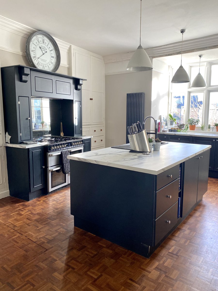 HHolmedale's tweet photo. Is there anything nicer than waking up to a nice clean and tidy kitchen? Well obviously there is but this is up there with the others ๐คฃ
Happy Sunday ๐ฅฐ
#homestyling #homeaccounts #beautifulhomesfeature #interioraccounts #darkinteriors #homedecorblogger #pocketofmyhome https://t.co/l5jTryDFGF