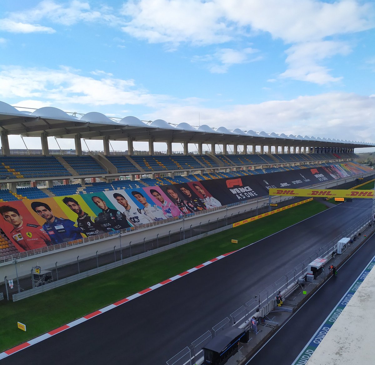 F1tutkumuz's tweet photo. ✅İstanbul Park'ta alandayız.

☀️Hava durumu güzel az önce güneş açtı. Yağmur beklentisi %25. 

🙏Burada olmamız sağlayan duayen @okay_karacan'a çok ama çok teşekkür ederiz.

🇹🇷#TurkishGP | #f1istanbul https://t.co/Q8dz81Weri