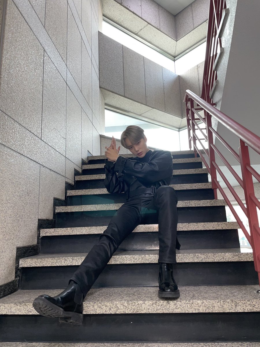 OfficialMONSTAX's tweet image. 📸
201115 #몬스타엑스 #민혁
#SBS #인기가요MC 완료 🐶

#몬베베 마음을 접수하러 온 댕기가요 ❤️
블랙 가죽의 조합은 언제나 옳은 조합 💘

#MONSTAX #MONSTA_X
#MINHYUK
#인기가요MC_민혁
#몬스타엑스민혁_인기가요MC