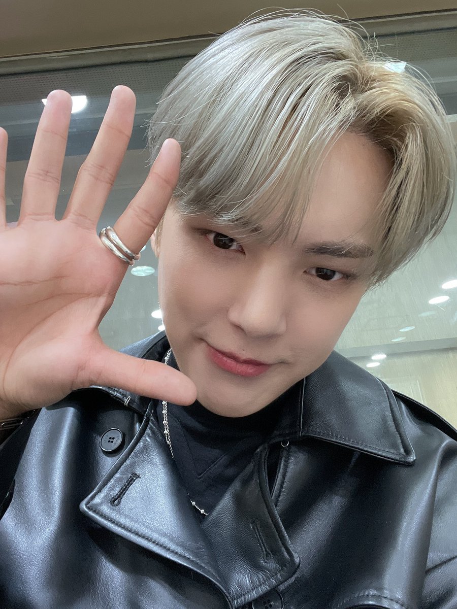 OfficialMONSTAX's tweet image. 📸
201115 #몬스타엑스 #민혁
#SBS #인기가요MC 완료 🐶

#몬베베 마음을 접수하러 온 댕기가요 ❤️
블랙 가죽의 조합은 언제나 옳은 조합 💘

#MONSTAX #MONSTA_X
#MINHYUK
#인기가요MC_민혁
#몬스타엑스민혁_인기가요MC