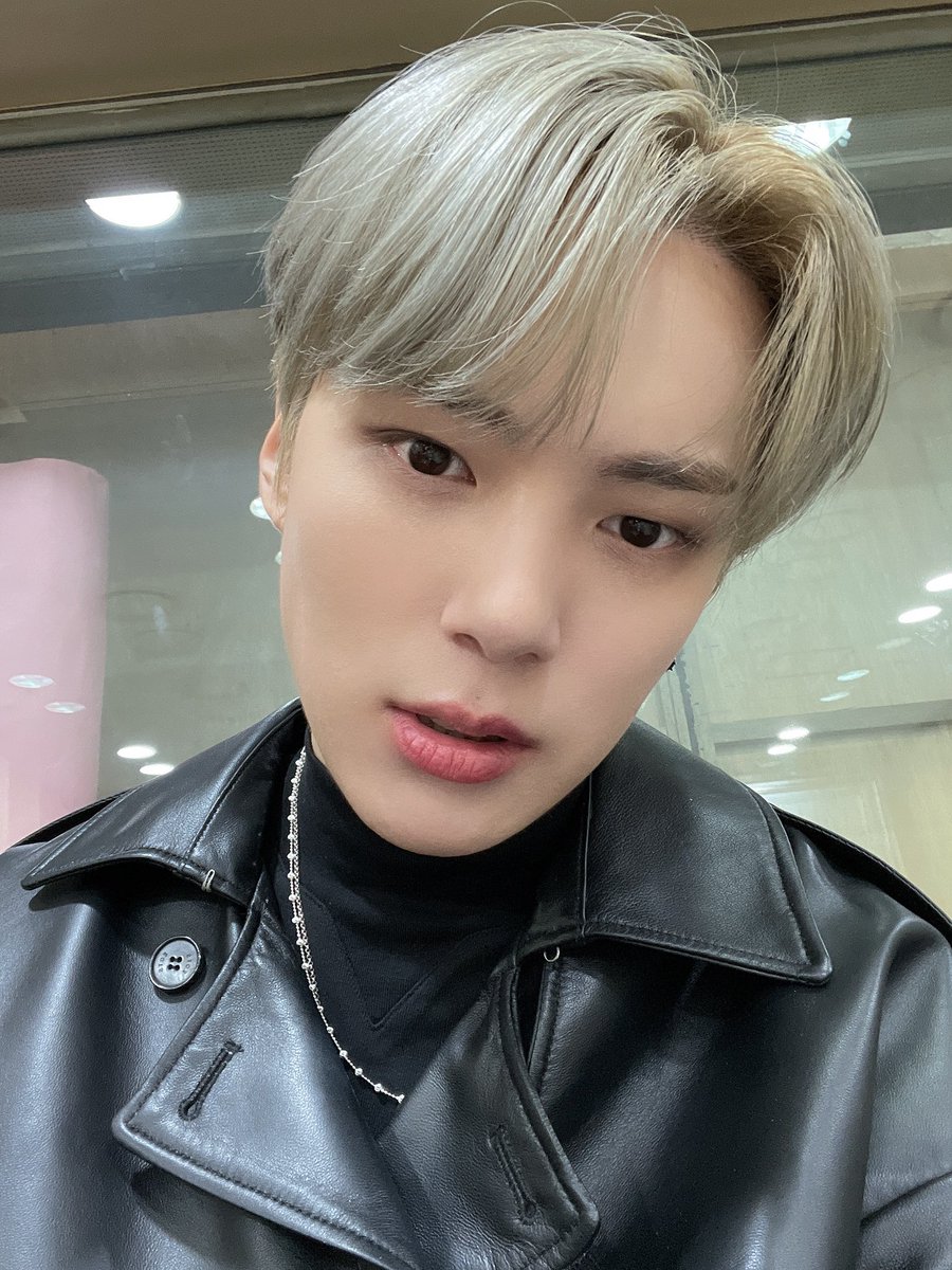 OfficialMONSTAX's tweet image. 📸
201115 #몬스타엑스 #민혁
#SBS #인기가요MC 완료 🐶

#몬베베 마음을 접수하러 온 댕기가요 ❤️
블랙 가죽의 조합은 언제나 옳은 조합 💘

#MONSTAX #MONSTA_X
#MINHYUK
#인기가요MC_민혁
#몬스타엑스민혁_인기가요MC