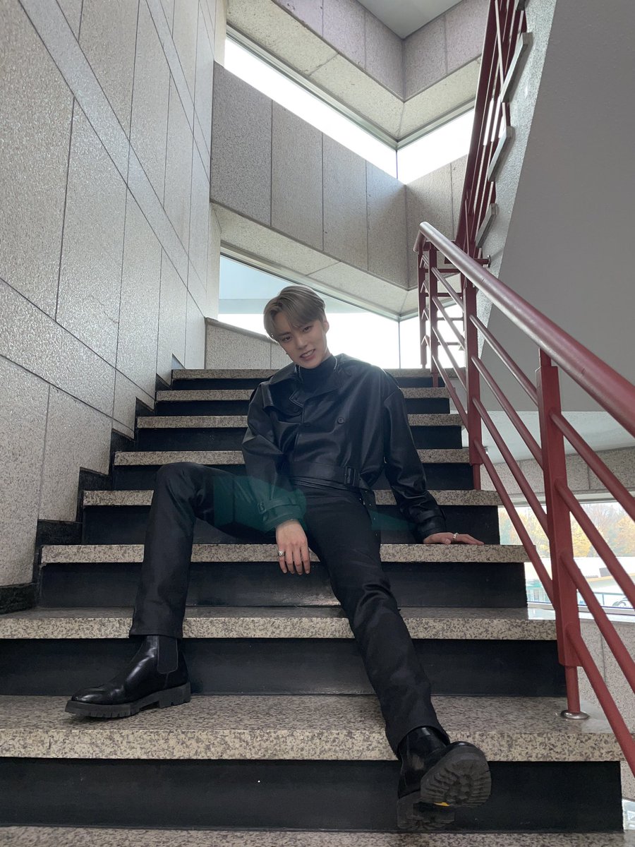 OfficialMONSTAX's tweet image. 📸
201115 #몬스타엑스 #민혁
#SBS #인기가요MC 완료 🐶

#몬베베 마음을 접수하러 온 댕기가요 ❤️
블랙 가죽의 조합은 언제나 옳은 조합 💘

#MONSTAX #MONSTA_X
#MINHYUK
#인기가요MC_민혁
#몬스타엑스민혁_인기가요MC