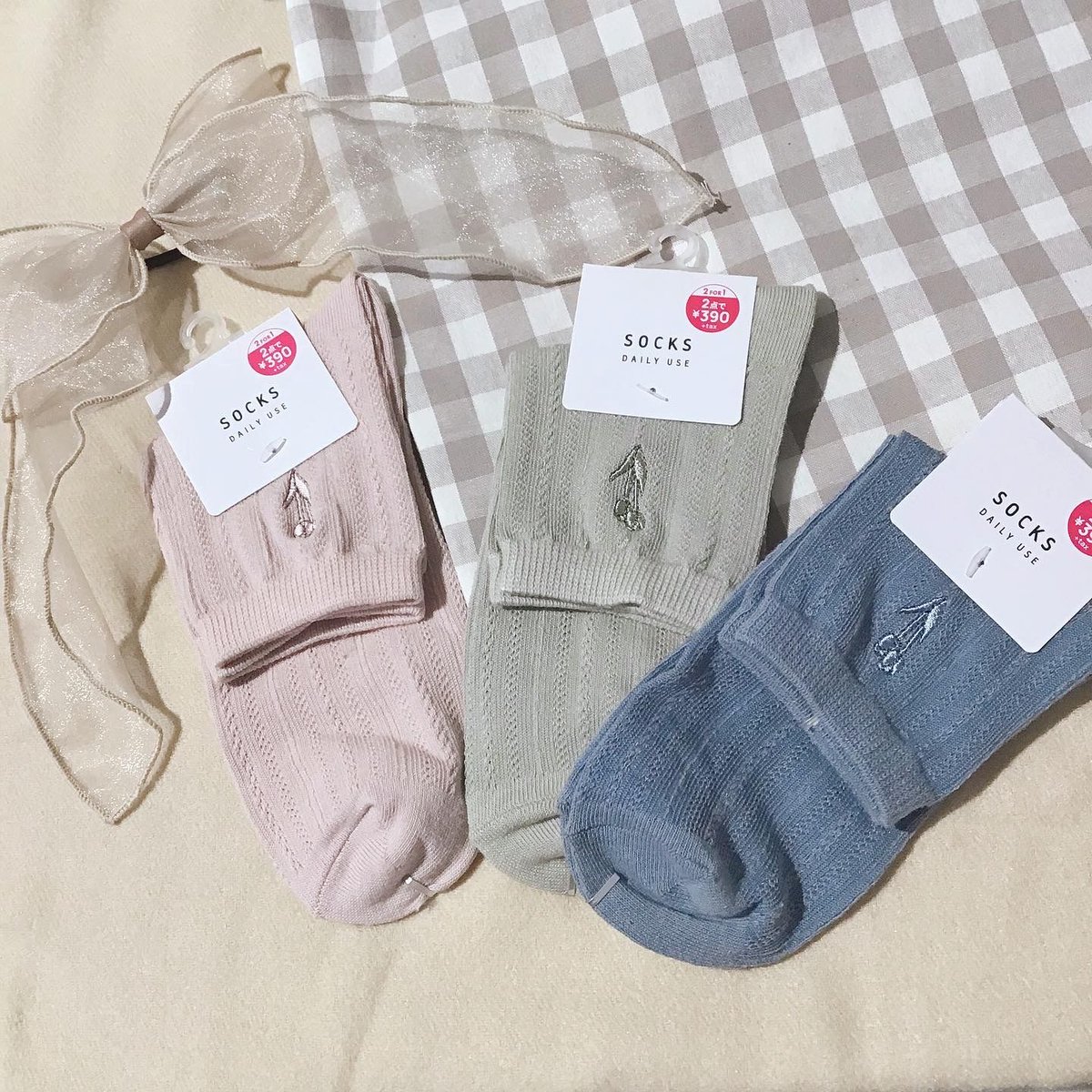 サンキューマート 公式 オリジナルソックスの新作が 17足 新登場 くすみカラーでコーデに合わせやすく ワンポイントでアクセントに お洒落は足元から 靴下はとってもお買い得な よりどり2足で390円 Tax 全国サンキューマートにて販売中