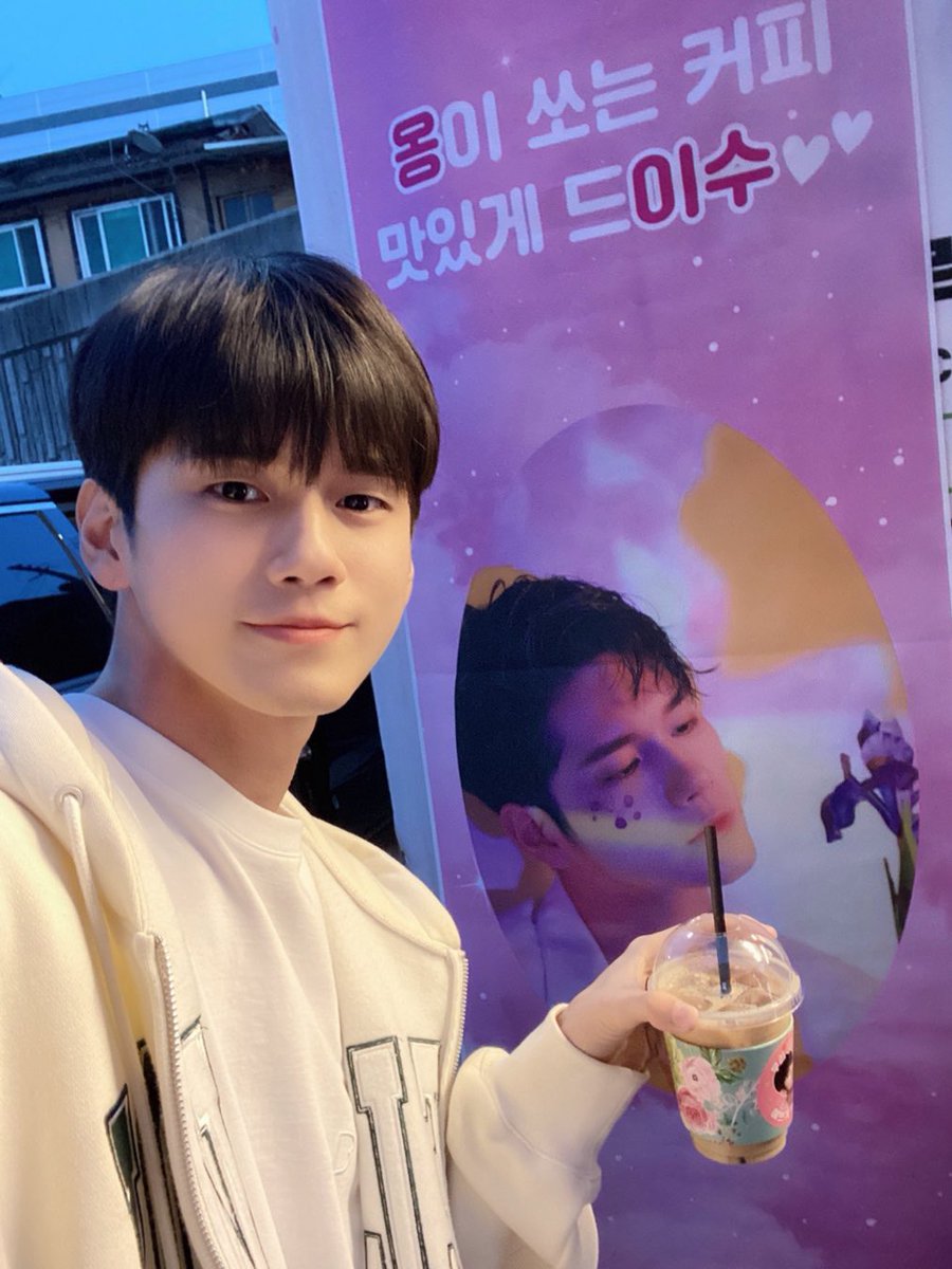 officialtwt_OSW's tweet photo. [💕] 위로!! 오늘도 맛있게 먹고 힘내서 촬영했어요!! 늘 감사합니다💝
 
#옹성우 #ONGSEONGWU https://t.co/wJIbPQXVBS