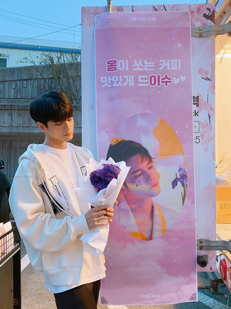 officialtwt_OSW's tweet photo. [💕] 위로!! 오늘도 맛있게 먹고 힘내서 촬영했어요!! 늘 감사합니다💝
 
#옹성우 #ONGSEONGWU https://t.co/wJIbPQXVBS