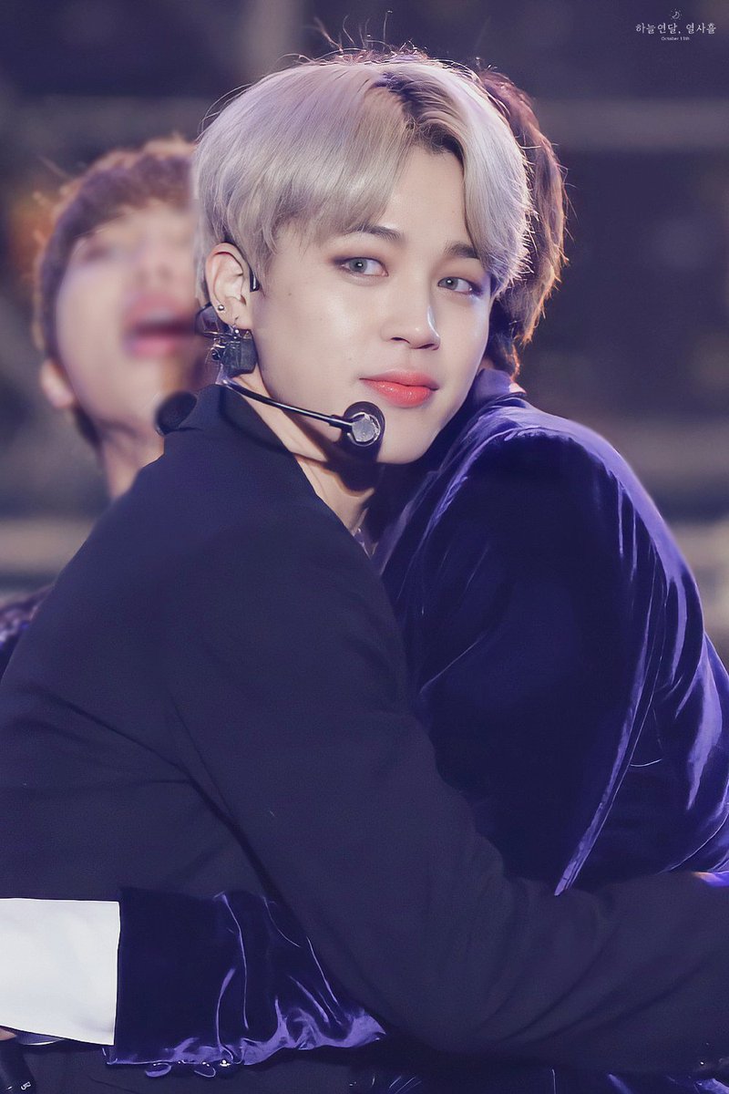 skypjm1013's tweet photo. 161231 MBC 영동대로 가요대제전 지민

댕댕이들 추워서 꽉 껴안았지☺️

#지민 #JIMIN #BTS  #방탄소년단 @BTS_twt https://t.co/YkW7jpbpiW